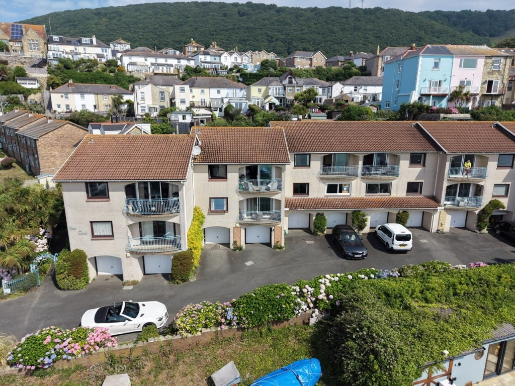 Lot: 73 - TWO-BEDROOM FLAT WITH GARAGE, BALCONY AND SPLENDID SEA VIEW - Lofted View of the Front